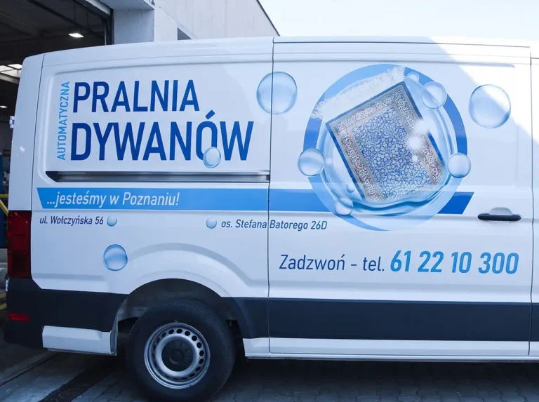 Samochód firmowy pralni dywanów w Poznaniu z oznaczeniem punktów odbioru i numerem telefonu.